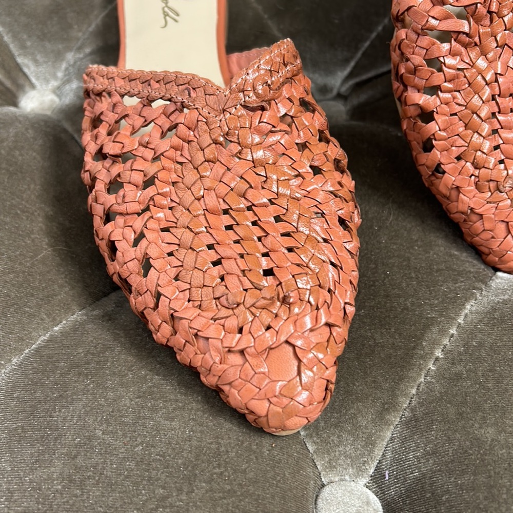 42 Gold Charmed basket weave woven leather mules - Picture 4 of 7